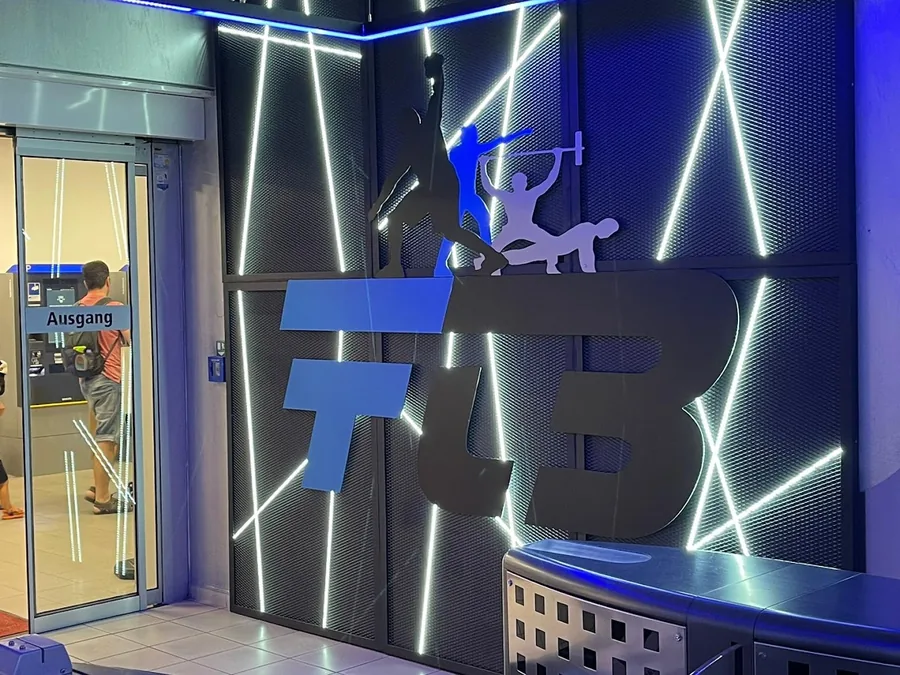 Beleuchtetes FTB-Logo an der Wand im Eingangsbereich des Studios Nürnberg