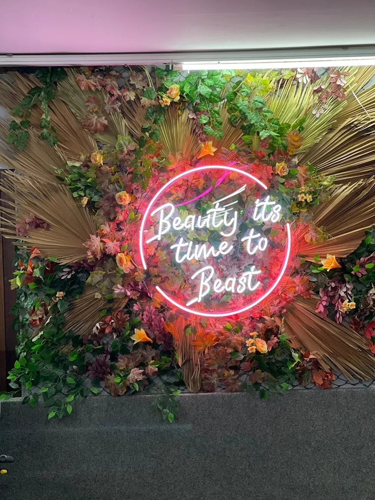 Blumenwand mit Neonschriftzug Beauty its time to Beast im Frauenbereich Nürnberg