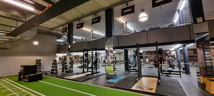 Freihantelbereich mit Squat-Racks und Langhanteln im FTB Nürnberg