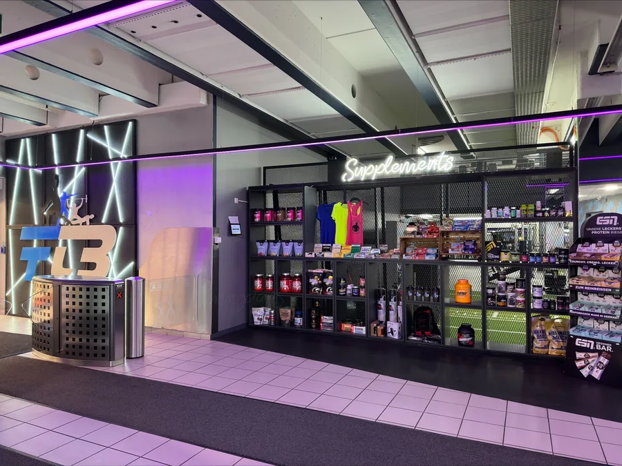 Supplements-Shop mit Neonschriftzug im FTB Nürnberg