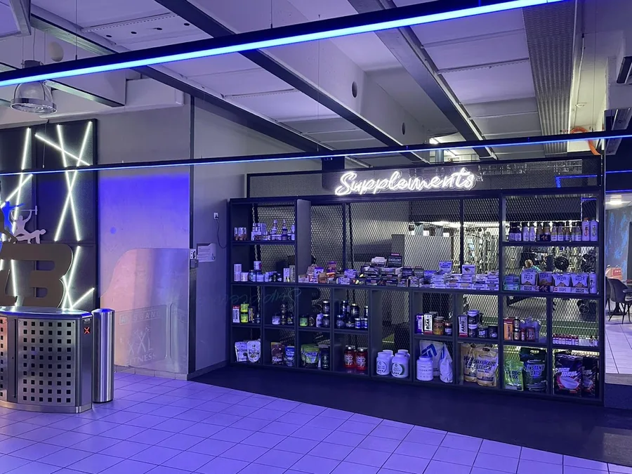 Supplements-Theke mit Neonschriftzug im Eingangsbereich des FTB Nürnberg