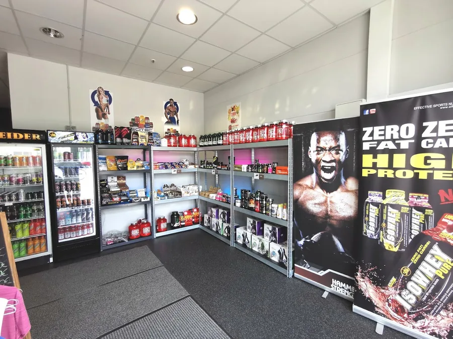 Supplements-Regal mit Proteinpulver, Riegeln und Getränkekühlschrank im FTB Pressath